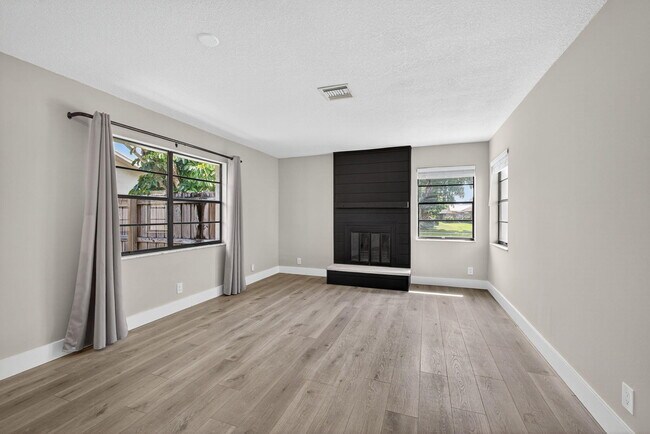 Building Photo - 1202 Essex Dr