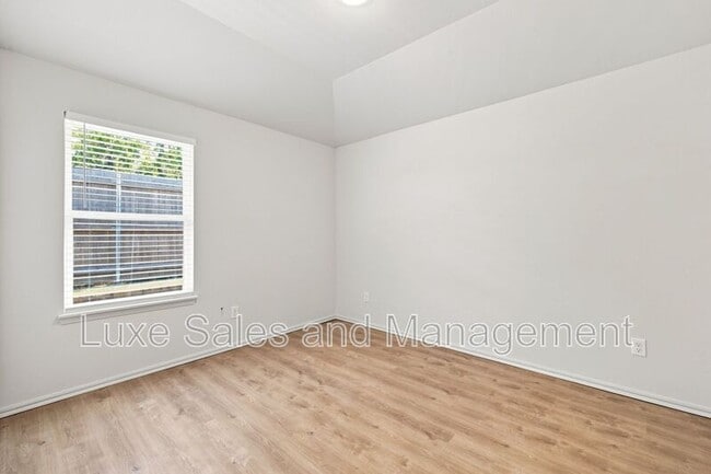 Building Photo - 8012 NW 110th Dr