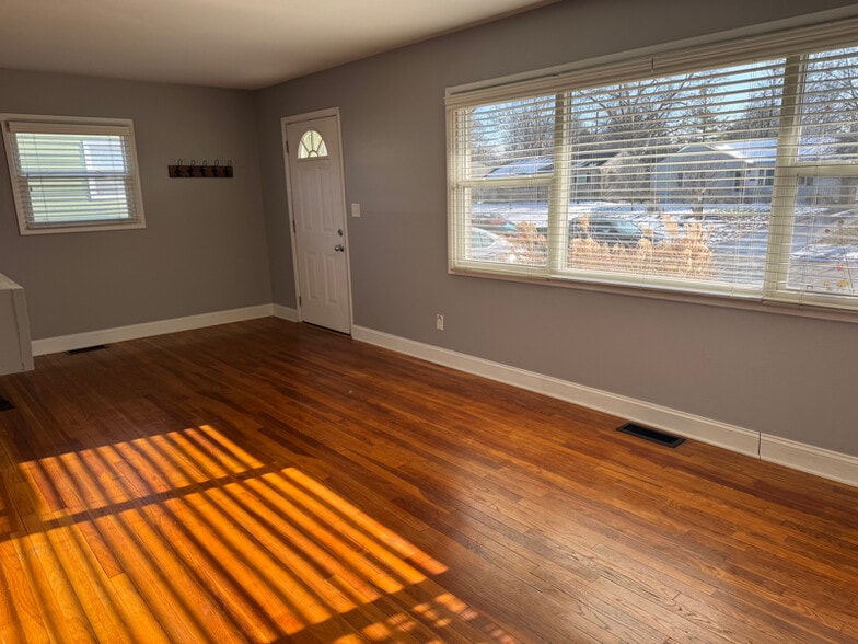 Building Photo - 2666 Shrewsbury Rd