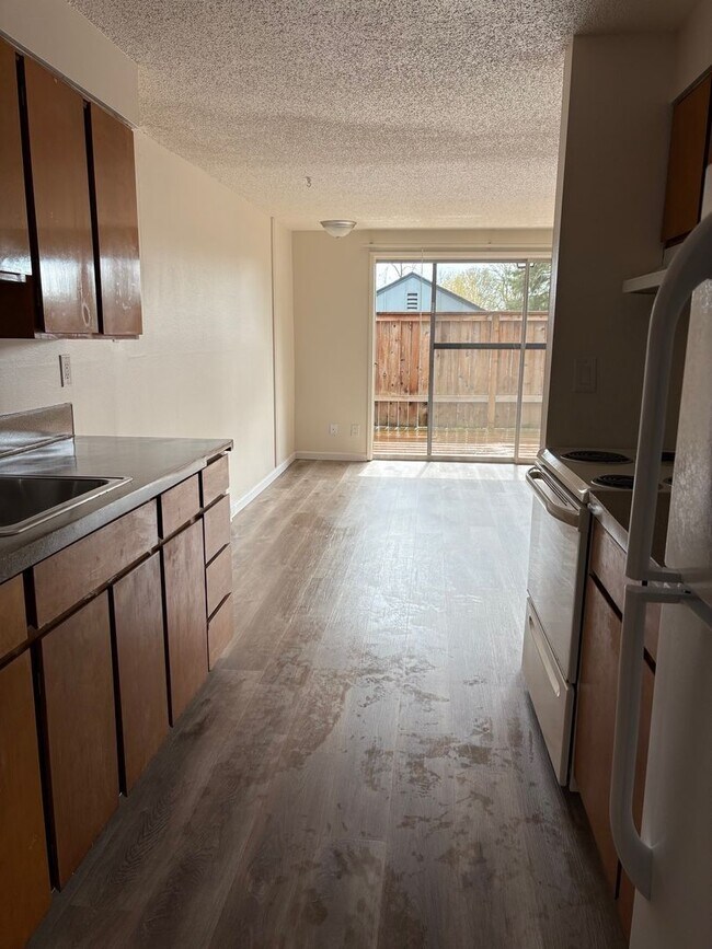 Building Photo - Beautiful townhome in the heart of Tigard ...