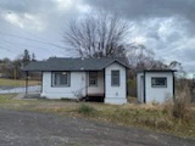 Building Photo - Charming 2 Bedroom Home on Corner Lot