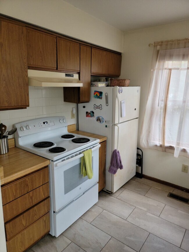 Kitchen - 102 S Peak Dr