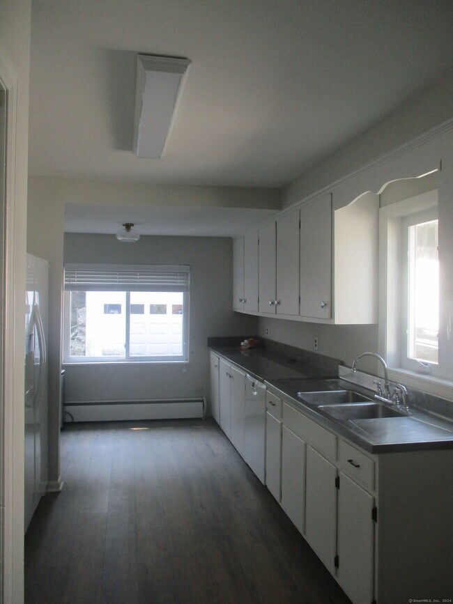 Building Photo - 10 Leuvine St