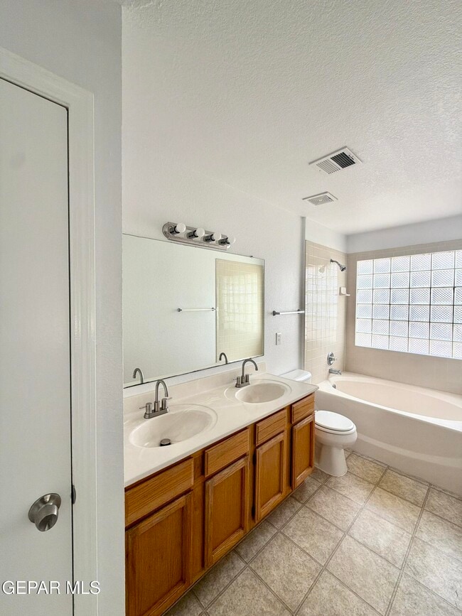 Building Photo - 12501 Sombra Fuerte Dr