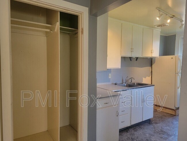Building Photo - 305 E Doty Ave