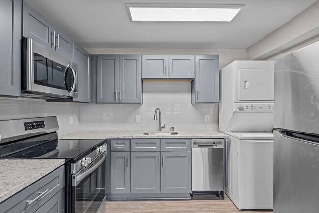 Building Photo - Experience Modern Living: Newly Renovated 1 Bed, 1 Bath Apartment Coming Soon!