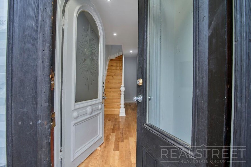 Building Photo - NO FEE! NEW 3 BED floor-thru in Bed Stuy B...