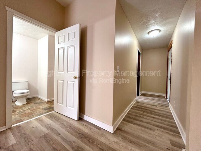 Building Photo - 514 E Center St