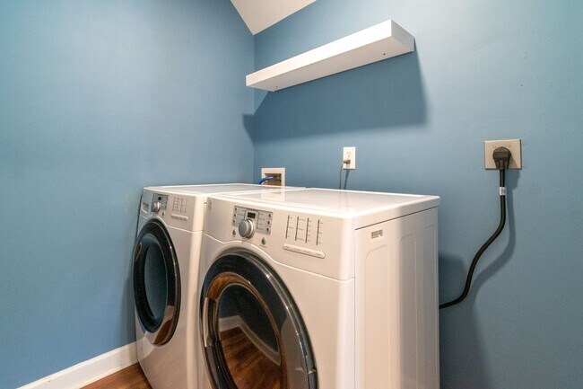 Building Photo - Charming End-Unit Townhome with Prime Loca...