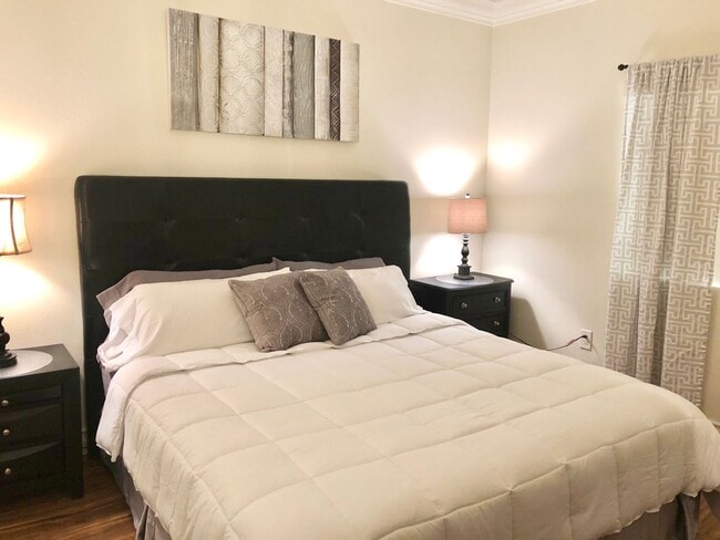 Building Photo - Meridian Luxury Condo. 1 Bd 1 Ba, Utilitie...