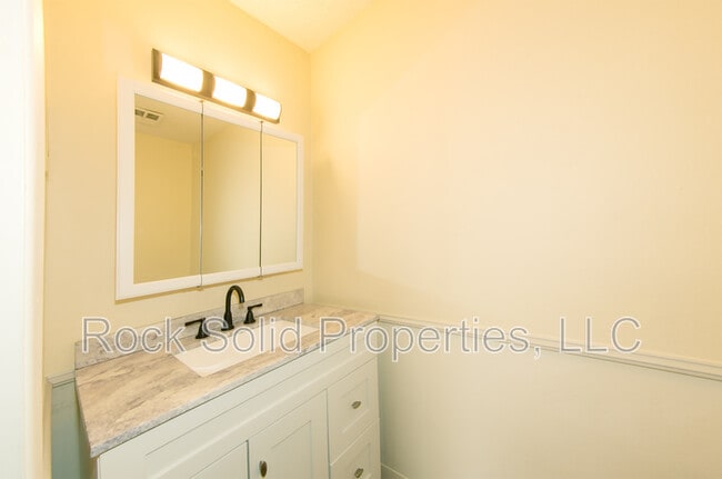 Building Photo - 4721 Hickory Pl