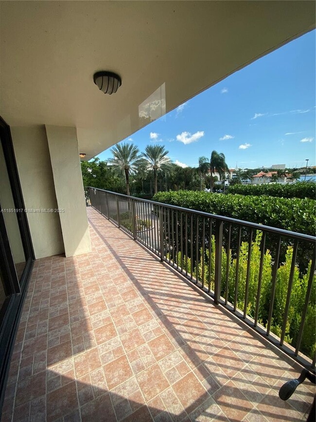 Building Photo - 801 N Venetian Dr