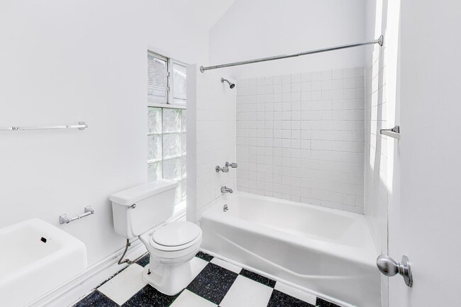 Building Photo - 812 W 19th St