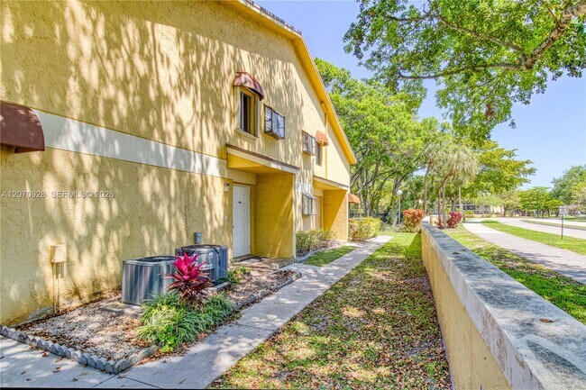 Building Photo - 3095 N Oakland Forest Dr