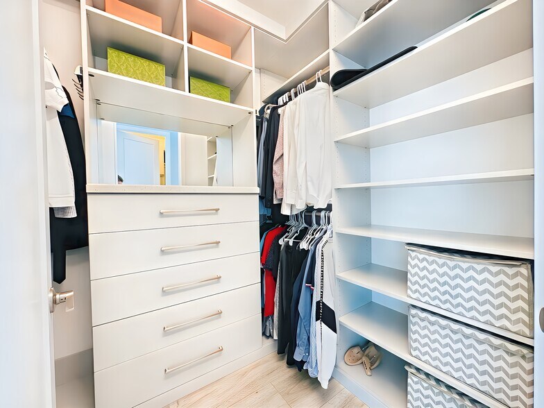 Master room closet 1 - 15377 Green River Ct