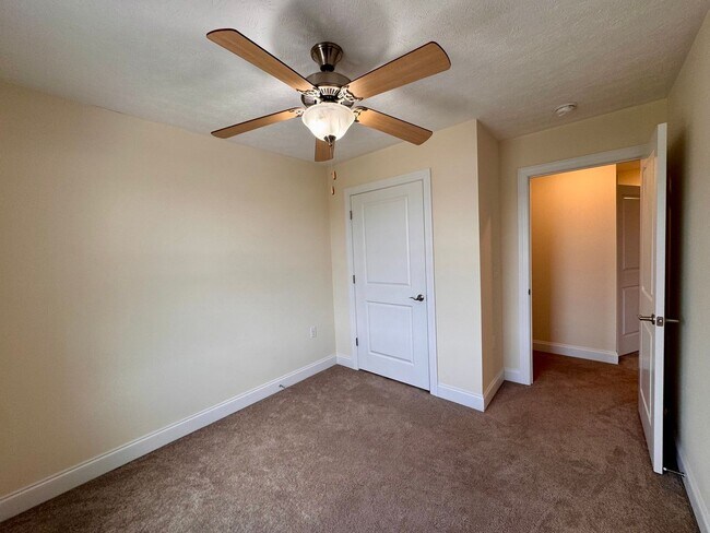 Building Photo - Townhouse for Rent in Spring Oaks!