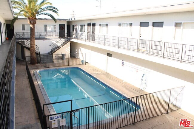 Building Photo - 115 N Oak St