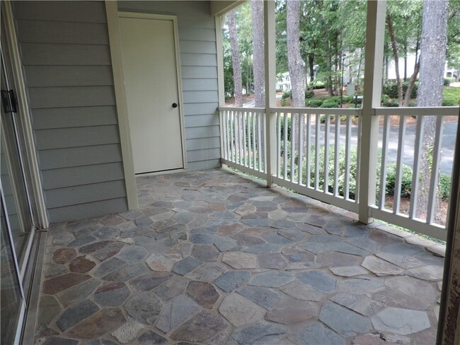 Building Photo - 68 Springhedge Ct St