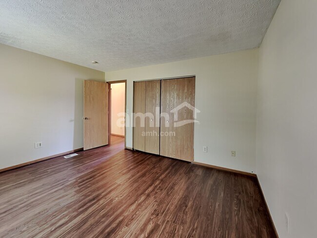 Building Photo - 212 Charing Cross St