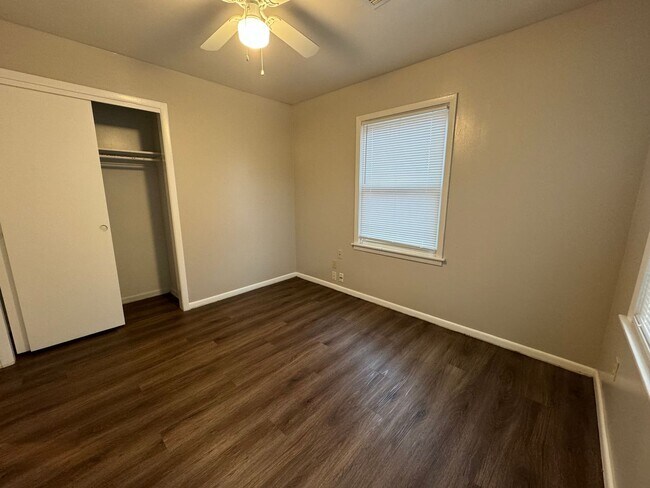 Building Photo - VINYL FLOORS, FENCED YARD 3 Bedroom Near 21st & Yale!