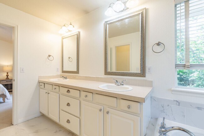 Building Photo - 3 Bed 2.5 Bath In The Heart Of Eagle