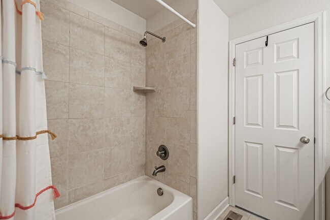 Building Photo - Spacious 5BD, 4BA Castle Rock Home with Fi...