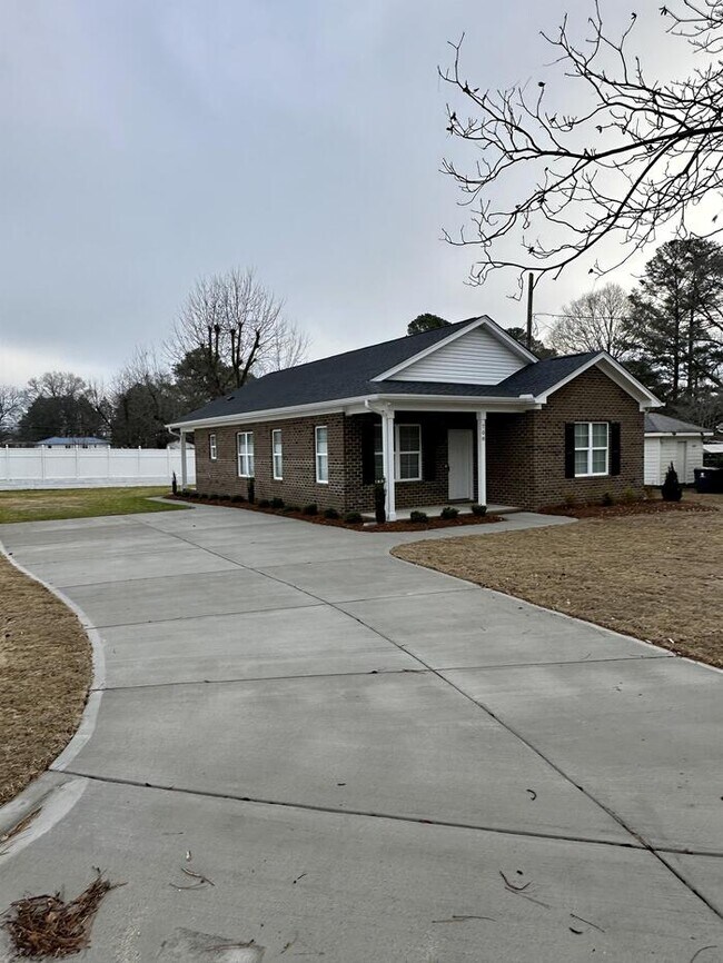 Building Photo - 708 W Parrish Dr