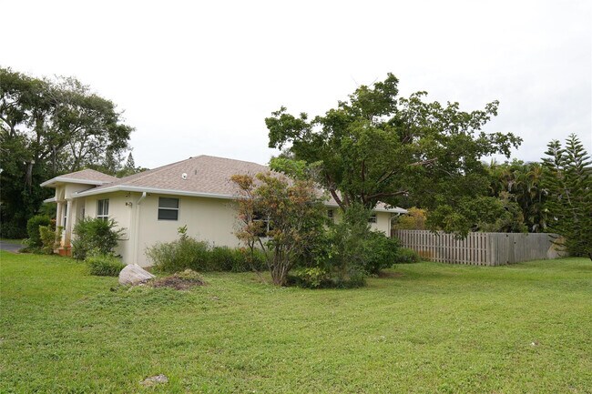 Building Photo - 821 SW 13th Ct