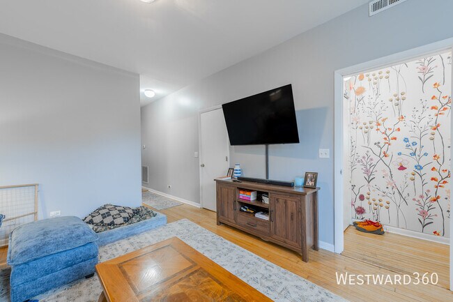 Building Photo - 3242 N Hoyne-1