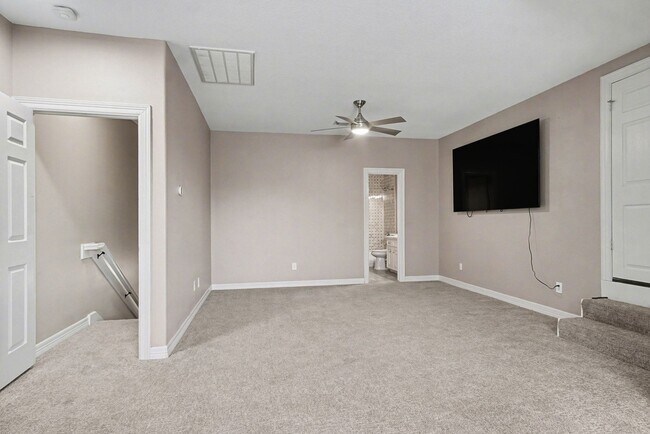 Building Photo - 15569 Crown Oaks Dr
