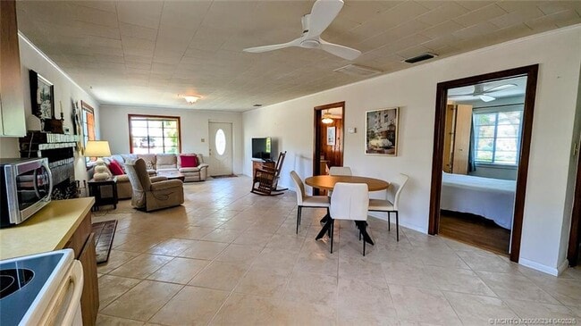 Building Photo - 1097 NE Kubin Ave