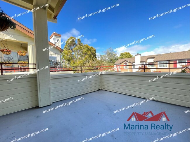 Building Photo - 2 Bedroom, 2 Bath Beautiful Townhouse Cond...