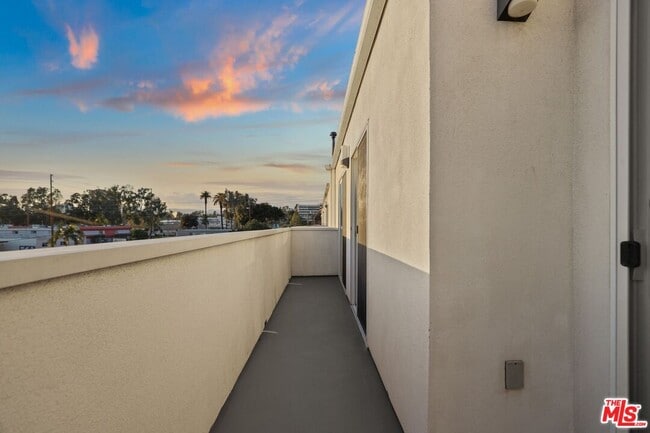 Building Photo - 1539 Beloit Ave