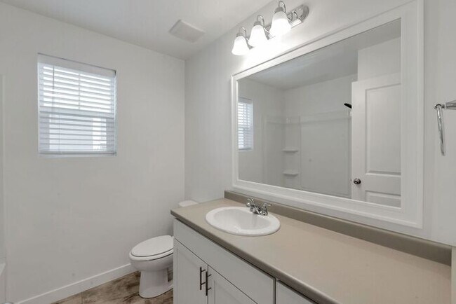 Building Photo - Like New Chic, Modern Spotless w 2 car attached