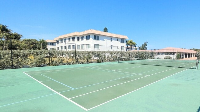 Building Photo - Seasonal/short term 2/2 condo rental with full water view on Longboat Key.