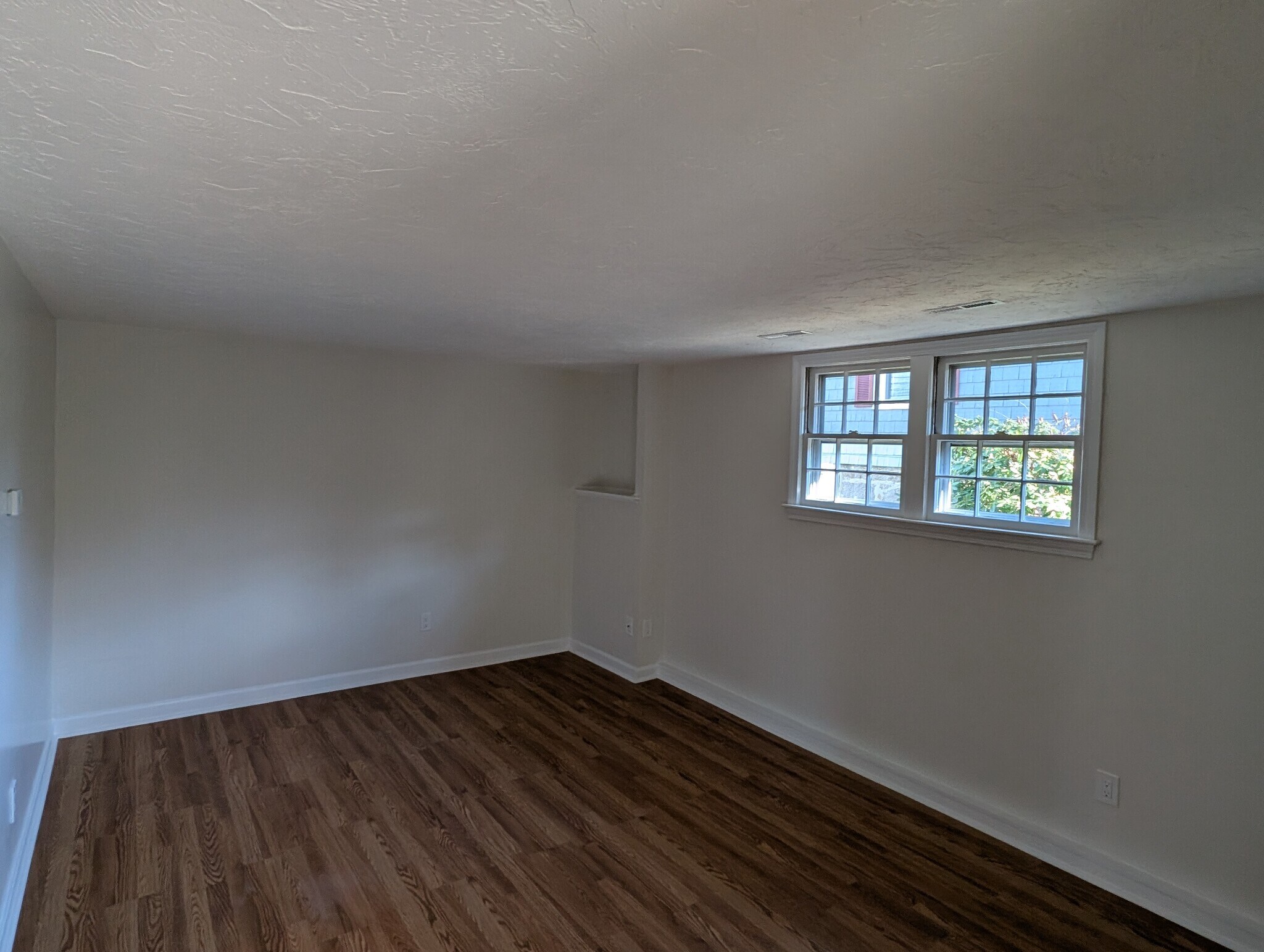 16x12 living room. - 24 Curtis St