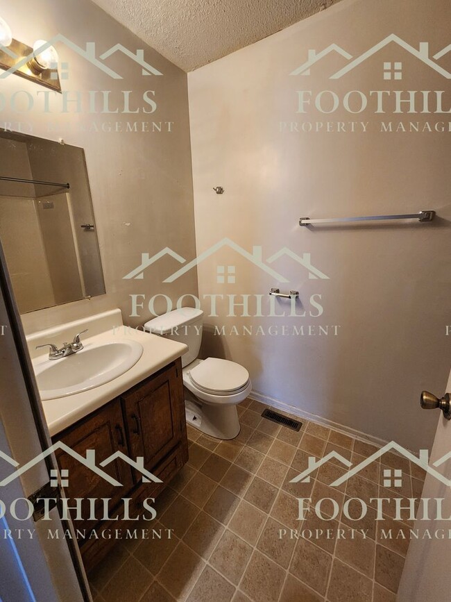 Building Photo - 702 Beagle Run