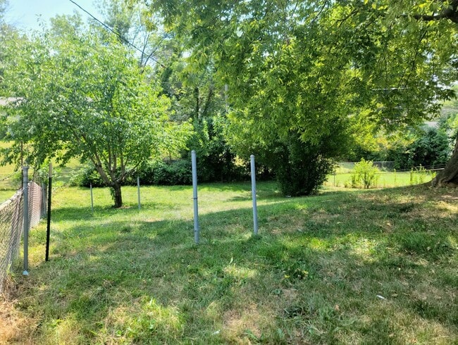 Building Photo - 3 Bed/2 Bath Home