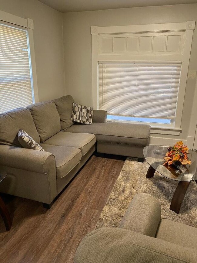 Building Photo - 2 Bedroom house.