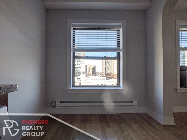 Building Photo - 560 W Arlington