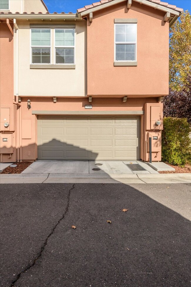 Building Photo - Modern Living in Natomas!