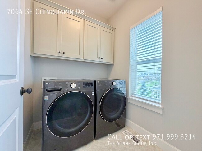 Building Photo - 7064 SE Chinquapin Dr