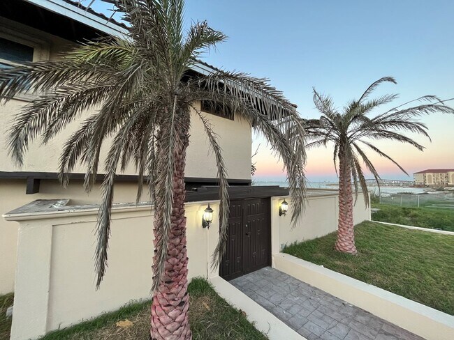 Building Photo - 602 N Shore Dr E