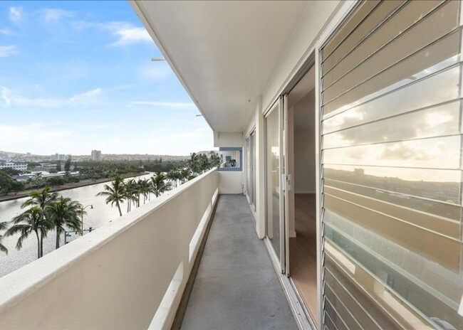 Building Photo - Renovated: Spacious Luxury 2 Bed/ 1.5 Bath...