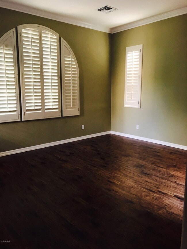 Building Photo - 1150 W Silver Creek Rd