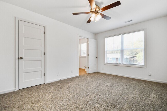 Building Photo - Pet Friendly Three Bedroom!