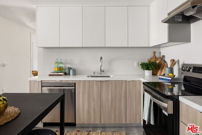 Building Photo - 2600 S Sepulveda Blvd