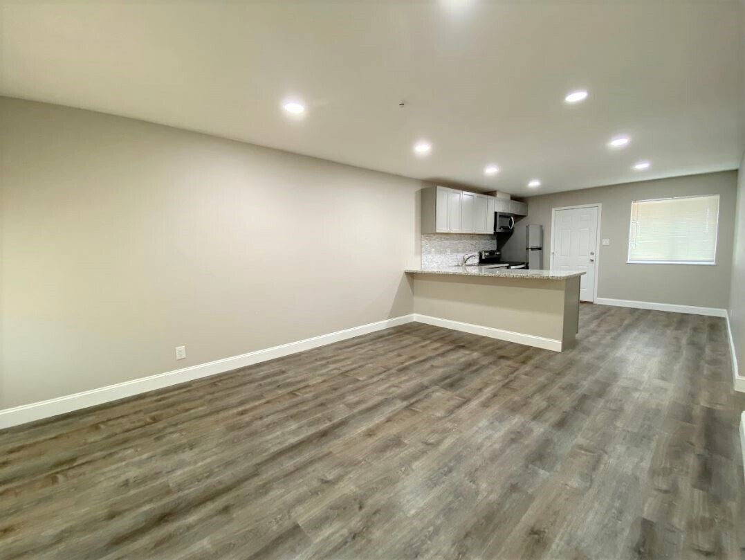 Building Photo - 809 E Bellevue Rd