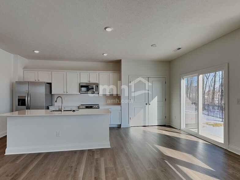 Building Photo - 9040 Henley Ave