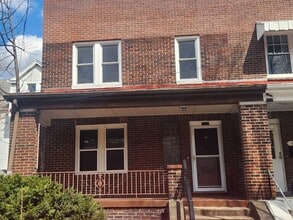 Building Photo - 2 Bedroom 1 bath updated Row Home